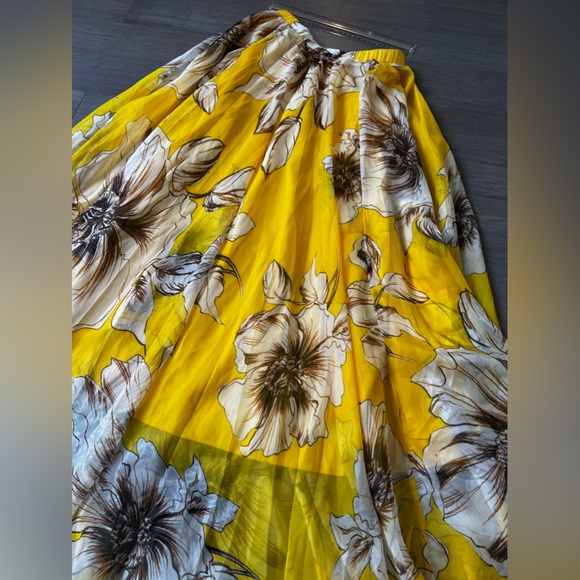 Chicwish yellow flower long skirt. Elastic waist. Size XS/Small. - Picture 3 of 8